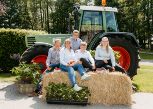 Familie Brodersen sitzt rundum auf einem Fendt Trecker und einem Pony zwei Hunde sind auch dabei